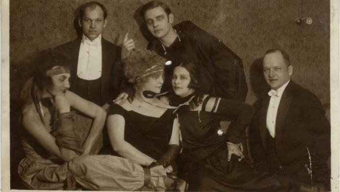 Aleksandra Beļcova, Romans Suta, Austra Ozoliņa-Krauze, Marta un Oto Skulmes masku ballē.  20. gs. 20. gadu sākums. Fotosalons “Klio”. SBM kolekcija. Fotogrāfijas skenējums