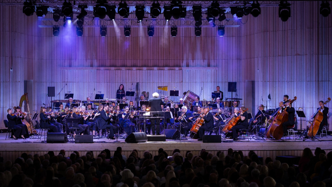 Liepājas simfoniskais orķestris uz skatuves