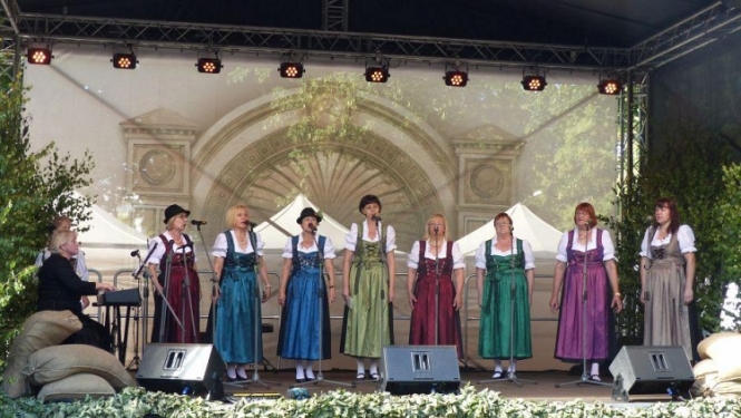 Valsts atbalsta programmas ietvaros Ventspils vācu kultūras biedrība stiprina savu identitāti ar autentiskiem vācu tautas tērpiem