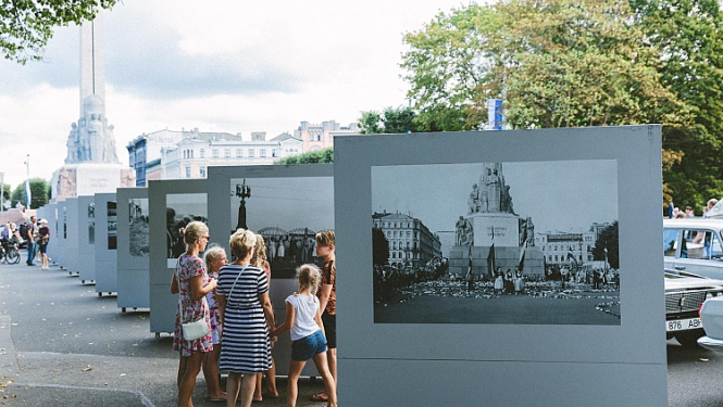 Brīvības laukumā skatāma lielformāta fotoizstāde Baltijas ceļa trīsdesmitgadei