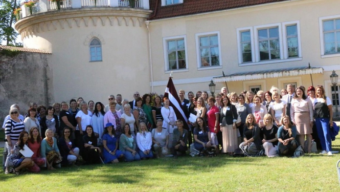 Diasporas skolotāji Latvijā pulcējas profesionālās pilnveides kursos un godina simtgades karogu