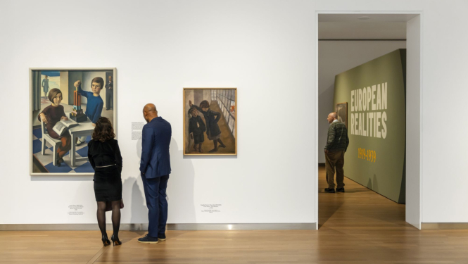 Izstādes darbi un apmeklētāji izstādē “Eiropas realitātes. Glezniecība 1919–1939” MORE muzejā Gorselā, Nīderlandē
