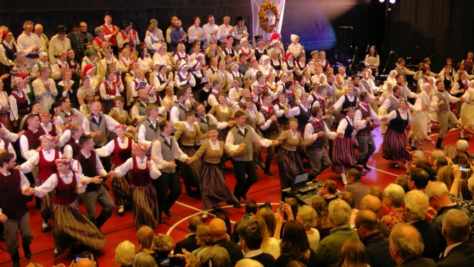 Stokholmā krāšņi izskanējuši Latviešu Reģionālie Kultūras svētki Eiropā Latvijas Simtgadei
