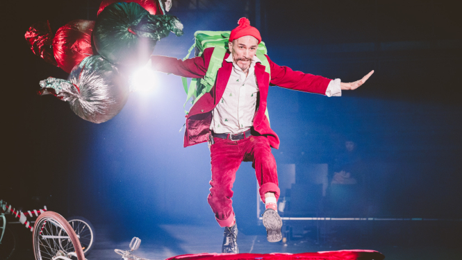 Izrādes "Aukstās ledenes" norises moments ar izrādes māksliniekiem cirka arēnā