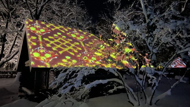 Izgaismiota ēka tumšajā diennakts laikā Latvijas Etnogrāfiskajā brīvdabas muzejā