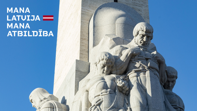 Fragments no Brīvības pieminekļa skulptūru ansambļa - Latvijas kareivji. Fonā uzraksts: Mana Latvija, mana atbildība un Latvijas valsts karoga simbolika