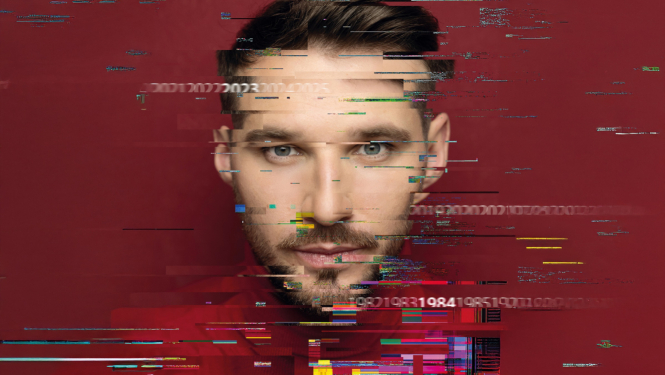 Izrādes afiša - cilvēka portrets ar dažādām saraustītām teksta un datu informācijas rindiņām, kas šķērso portretu