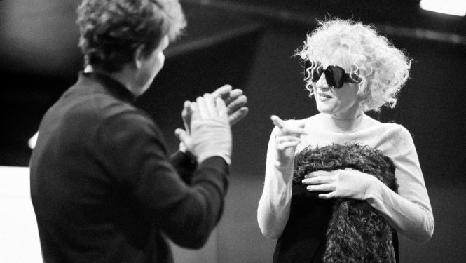 Divi aktieri uz skatuves