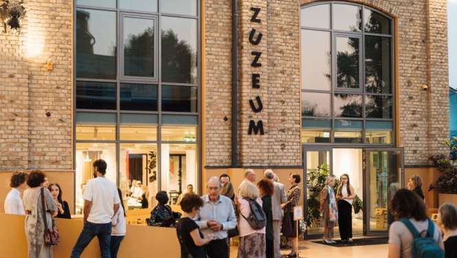 Kamermūzikas vakaru apmeklētāji pie mākslas centra “Zuzeum” ieejas