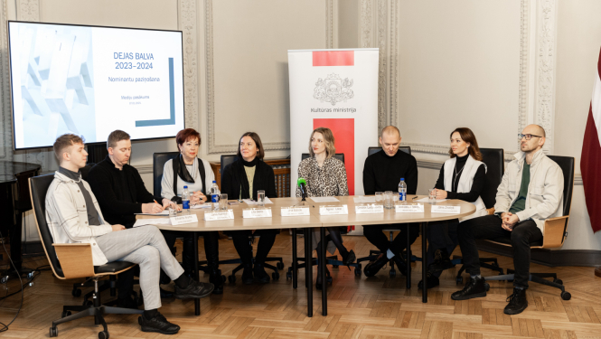 Dejas balvas preses konference - žūrijas pārstāvji un kultūras ministre sēž pie galda