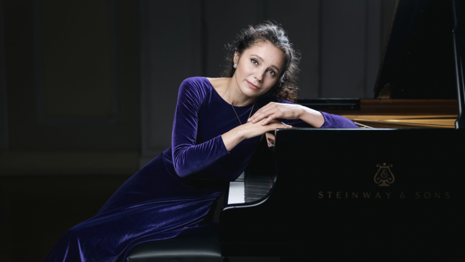 Pianiste Diāna Zandberga pie klavierēm