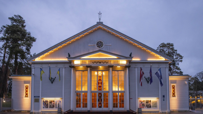 Dzintaru koncertzāles fasāde vakara apgaismojumā