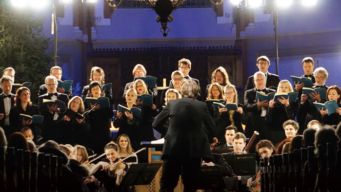 Koris un diriģents koncertā