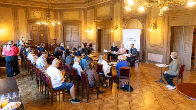 Preses konferences norise LNOB telpās