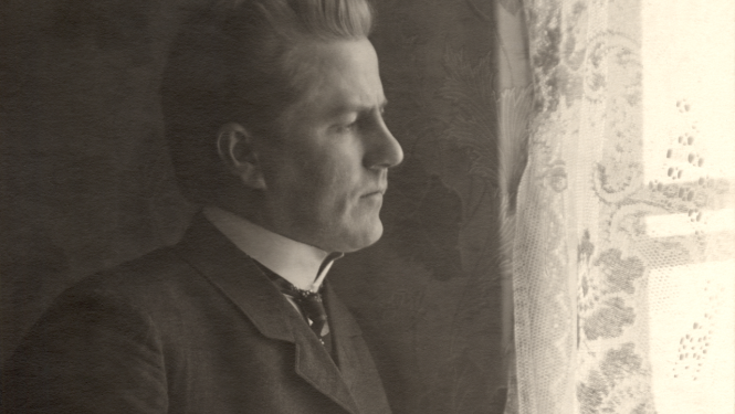 Melnbalts Emīla Dārziņa foto portrets