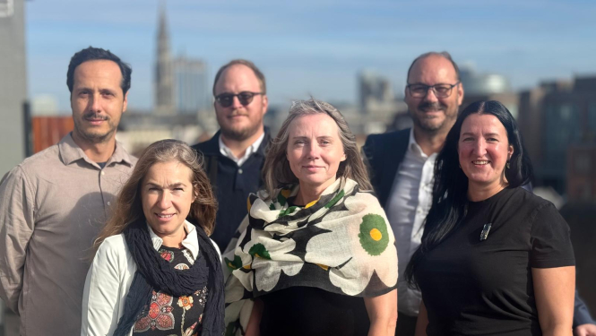 Seši cilvēki uz pilsētas fona, starptautiskās organizācijas IFLA  EUROPA valdes locekļi