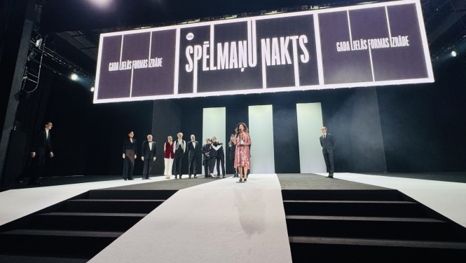 Gada lielās formas izrādes “Dzen savu arklu pār mirušo kauliem” komanda uz skatuves saņemot Spēlmaņu nakts apbalvojumu