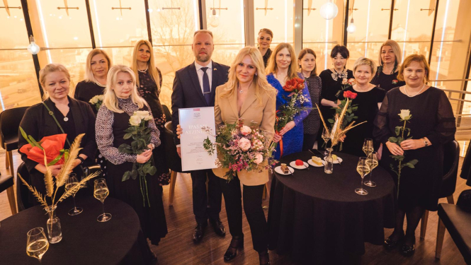 LMMDV direktorei Ingai Auziņai pasniedz Kultūras ministrijas Īpašo atzinības rakstu