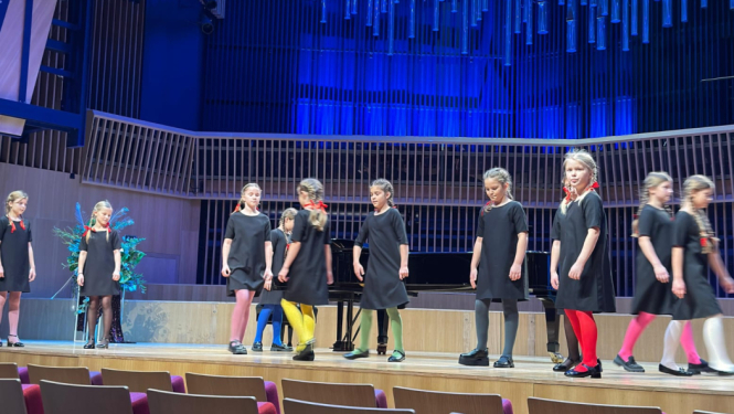 Liepājas Mūzikas, mākslas un dizaina vidusskolas (LMMDV) kora klases audzēkņi konkursā “Jūras zvaigzne” koncertzālē "Latvija", Ventspilī
