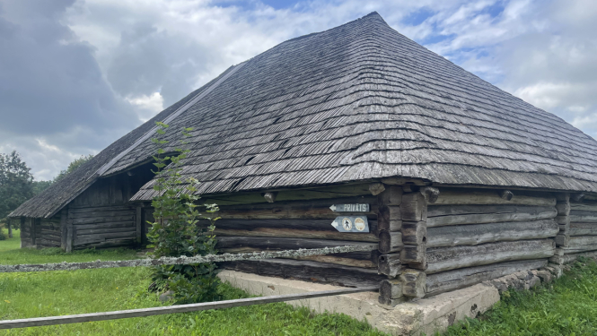 Zemnieku – amatnieku sētas “Jaunvēveri” rijas ēka