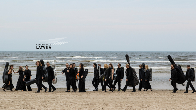 Kamerorķerstris "Kremerata Baltica" jūras malā