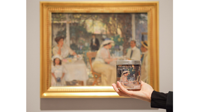 “KALVE” jaunā dizaina kafijas bundža “Janis Rozentāls” izstādē “Itālijas gaisma: no Fatori līdz Morandi” ar fonā “Uz terases (Veranda Kapri)”. Foto: Estere Rožkalne