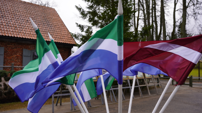 Lībiešu karogs un Latvijas karogs
