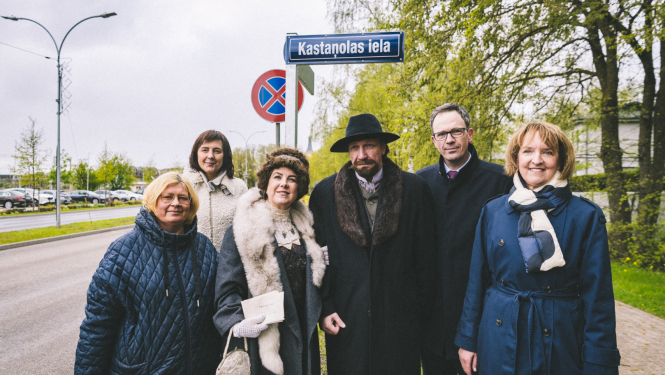 Grupas foto pie jaunatklātās Kastaņolas ielas plāksnes Jūrmalā