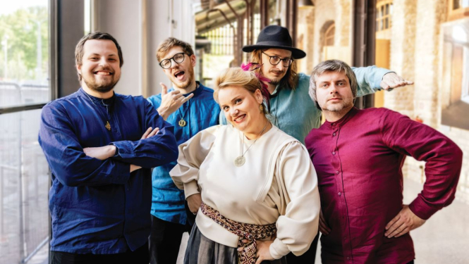 Soliste Katrīna Dimanta un četru mūziķu grupa pie koncertu norises vietas 