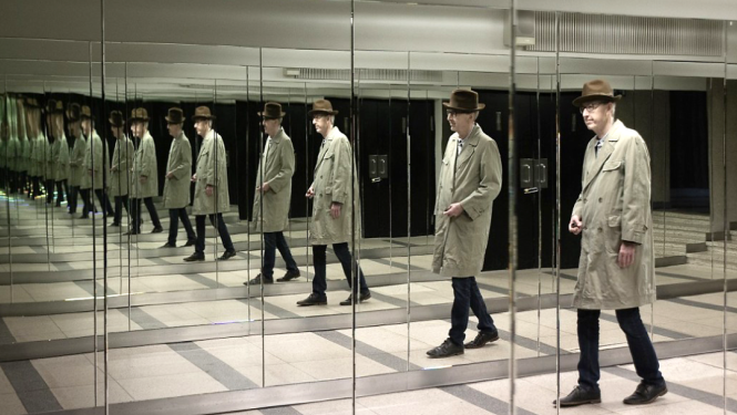 Kinozinātnieka un rakstnieka Viktora Freiberga portrets spoguļos