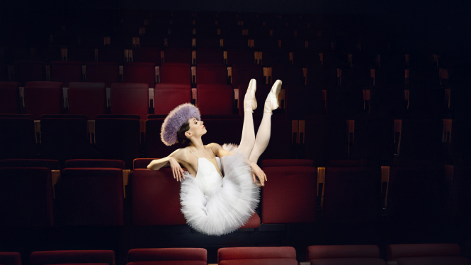 Baletdejotāja teātra zāles interjerā