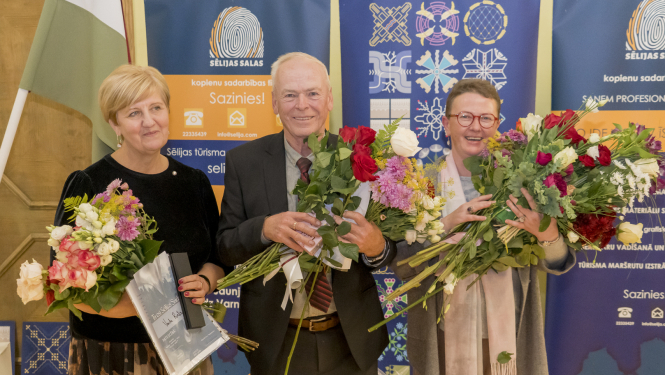 Konkursa galvenās balvas saņēmēji (attēlā no kreisās): Vanda Rimša no Ilūkstes, Stefans Rāzna no Bebrenes pagasta, Daina Alužāne no Rubenes pagasta Slates