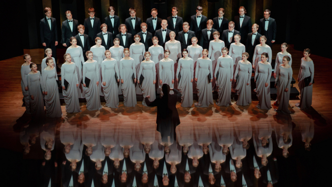 Jauniešu koris "Kamēr" un diriģents uzstāšanās brīdī