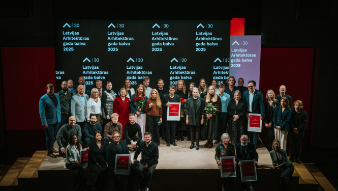 Latvijas Arhitektūras gada balvas laureāti svinīgajā apbalvošanas ceremonijā uz Jaunā Rīgas teātra skatuves