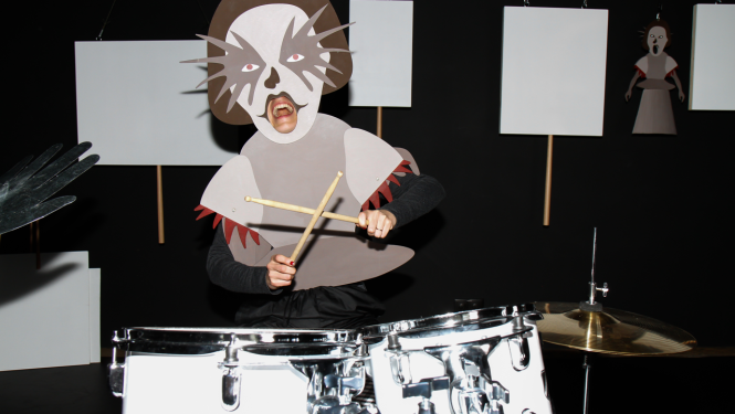 Izrādes tēls uz skatuves spēlē bungas