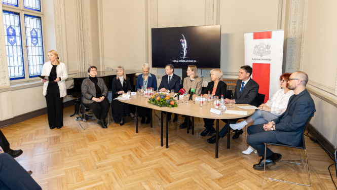Lielās mūzikas balvas 2024 nominantu paziņošanas preses konference. Žūrijas pārstāvji sēž pie galda