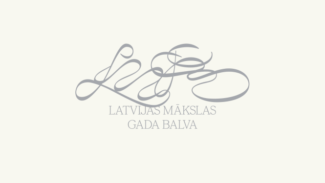 Latvijas Mākslas gada balvas (LMGB) vizuālā identitāte - pienbalts fons un teksts uz tā: Latvijas Mākslas gada balva