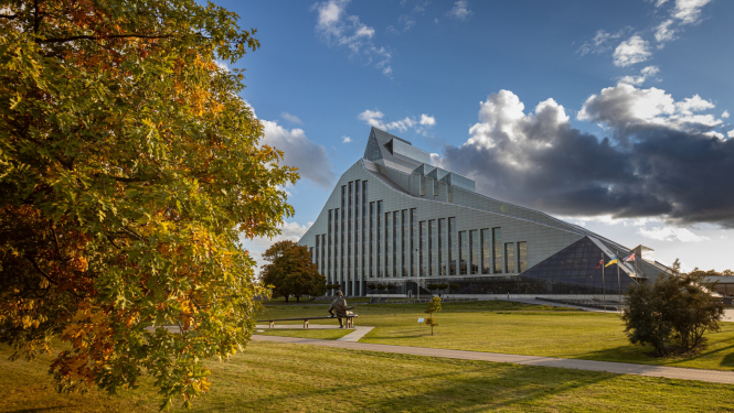Latvijas Nacionālās bibliotēkas ēka rudens sezonā