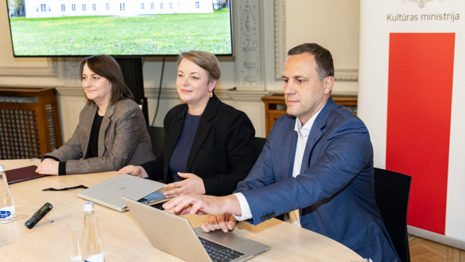 Rundāles pils muzeja direktore Laura Lūse un VAS “Valsts nekustamie īpašumi” valdes priekšsēdētājs Renārs Griškevičs paraksta līgumu par Mežotnes pils pārņemšanu Rundāles pils muzeja apsaimniekošanā