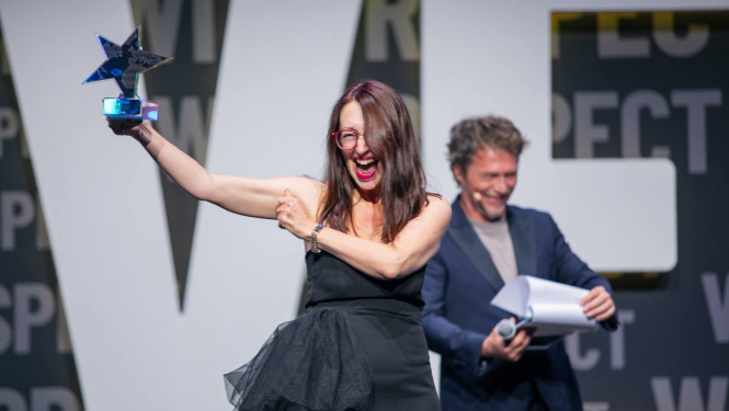 Aģentūras "Luka" vadītāja, producente Inese Lukaševska uz skatuves saņemot Best Event Award Grand Prix balvu