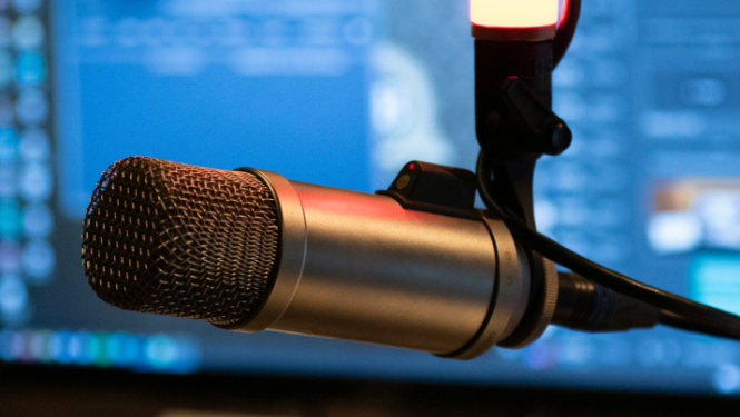 Mikrofons multimediju studijas telpā
