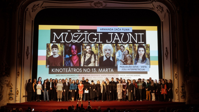 Filmas “Mūžīgi jauni” komanda uz skatuves pirms filmas pirmizrādes seansa, foto: Andrejs Strokins