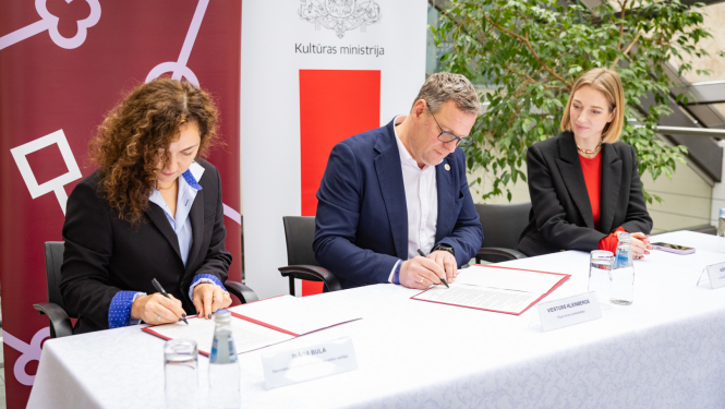 Nacionālās kultūras mantojuma pārvaldes un Rīgas domes pārstāvji paraksta sadarbības morandu pie galda Rīgas domes telpās