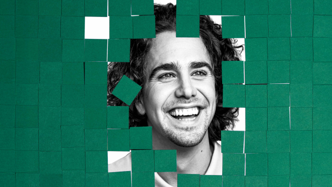 Izrādes publicitātes attēls, vīrieša portrets ar zaļas krāsas kvadrātiem tam apkārt, kas sakārtoti kā flīzes