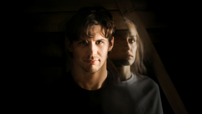 Divi izrādes tēli tumsā, iestudējuma publicitātes attēls