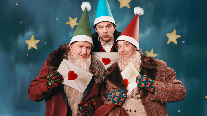 Koncertiestudējuma “Pastkartes Ziemassvētkos” publicitātes foto - aktieri rūķu cepurēs un ar liela izmēra vēstulēm rokās