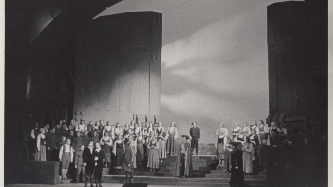 Pētera Rožlapas dekorācijas un kostīmi operai "Fidelio" (1944), foto no LNOB arhīva.