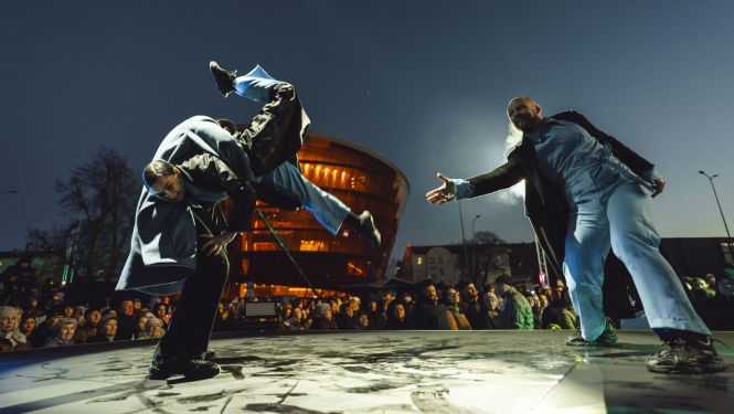 Trīs dejotāji izpildi laikmetīgo deju pasākumā Liepājā