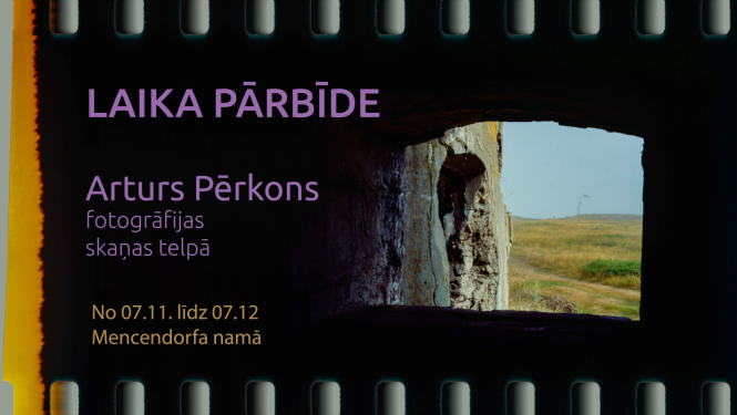Dekoratīvs attēls ar filmas perforācijas ierāmējumu, tālumā foto ar pilsdrupu fragmentu; Teksts: Arturs Pērkons fotogrāfijas skaņas telpā no 7.11. līdz 7.12. Mencendorfa namā