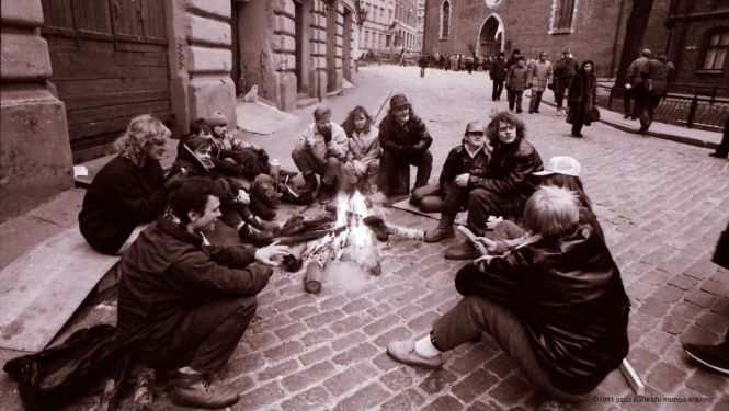 Barikāžu laiks Vecrīgā. Herdera laukums. Fotogrāfs: Ilgvars Gradovskis. 1991. gada Barikāžu muzeja krājums.